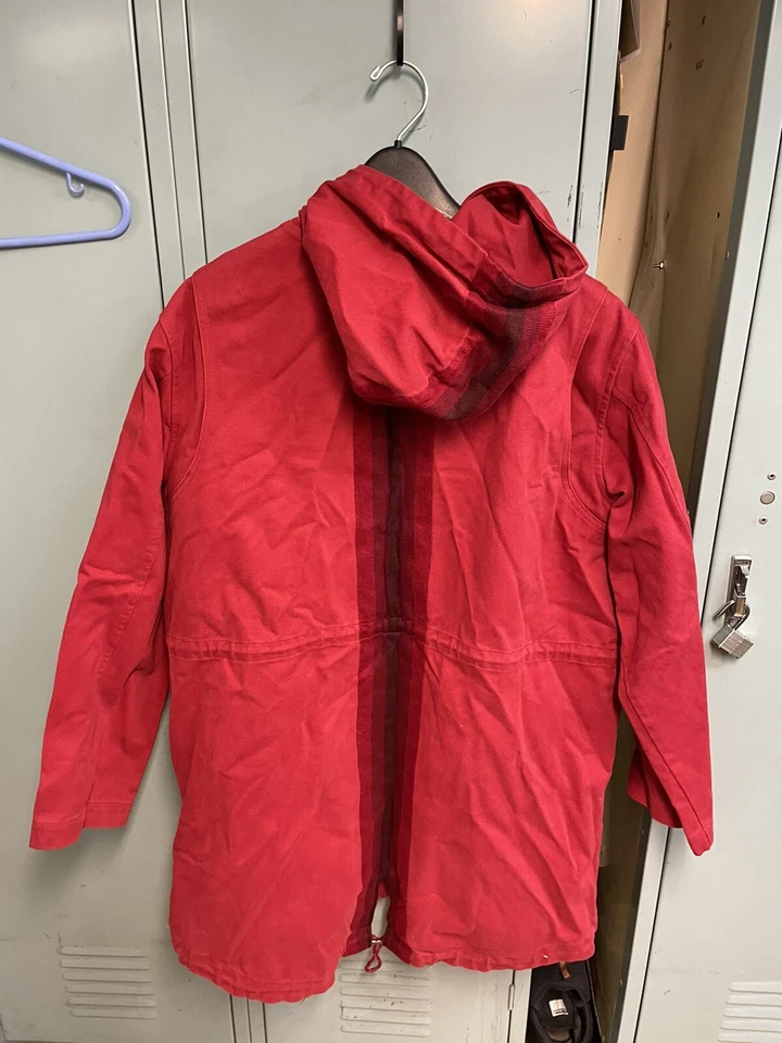 ABRIGO CON CAPUCHA ROJO USADO EN EXCELENTE ESTADO INC PARA HOMBRE Foto 3 de 4