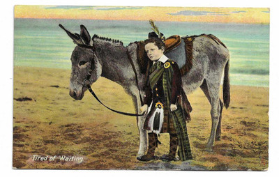 Tuck's Donkey Chums Postkarte müde vom Warten - Junge im Highland Dress Kilt