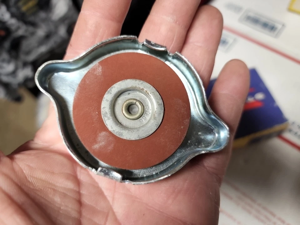 1937-1950 Cadillac Chevy Hudson DeSOTO PLYMOUTH 1939-50 TAPA RADIADOR STANT R3 Foto 3 de 4