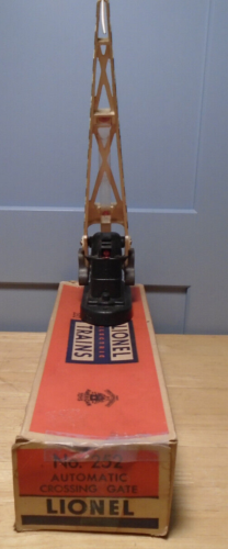 LIONEL #252 O GAUGE OPERATING LIGHTED CROSSING GATE WITH BOX TESTED WORKS GREAT - Picture 3 of 3