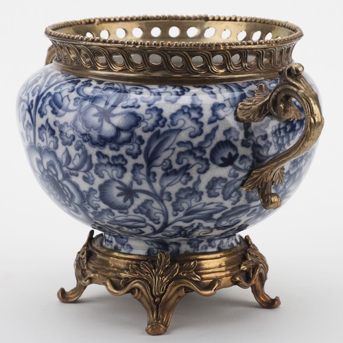 MACETA FLORAL PORCELANA AZUL Y BLANCO CON ORMOLU BRONCE PESADO - Imagen 2 de 5