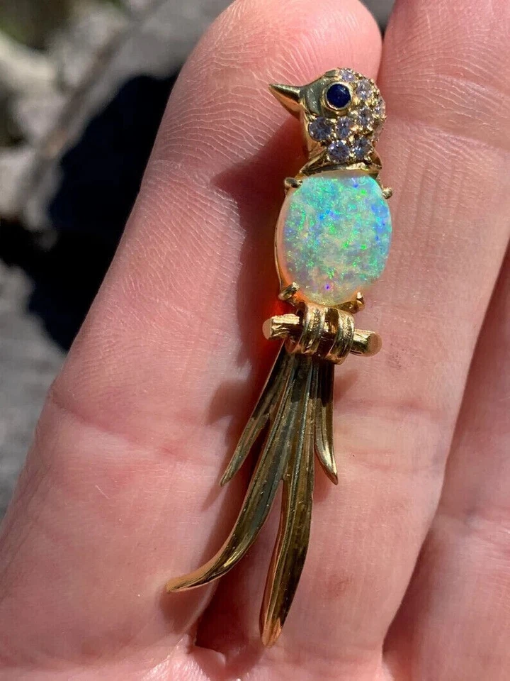 Broche prendedor de pájaro simulado ópalo corte ovalado de 2,00 quilates para mujer en acabado de oro amarillo de 14 quilates Foto 3 de 4