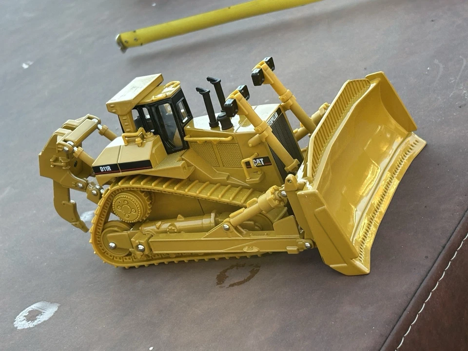 Caterpillar CAT 压铸 D11R 推土机 带开膛手 1: 50 比例 Norscot Group — 第 4/4 张图片