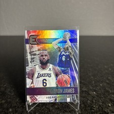 2021-22 Panini Chronicles Basketball - Essentials #302 LeBron James Lakers