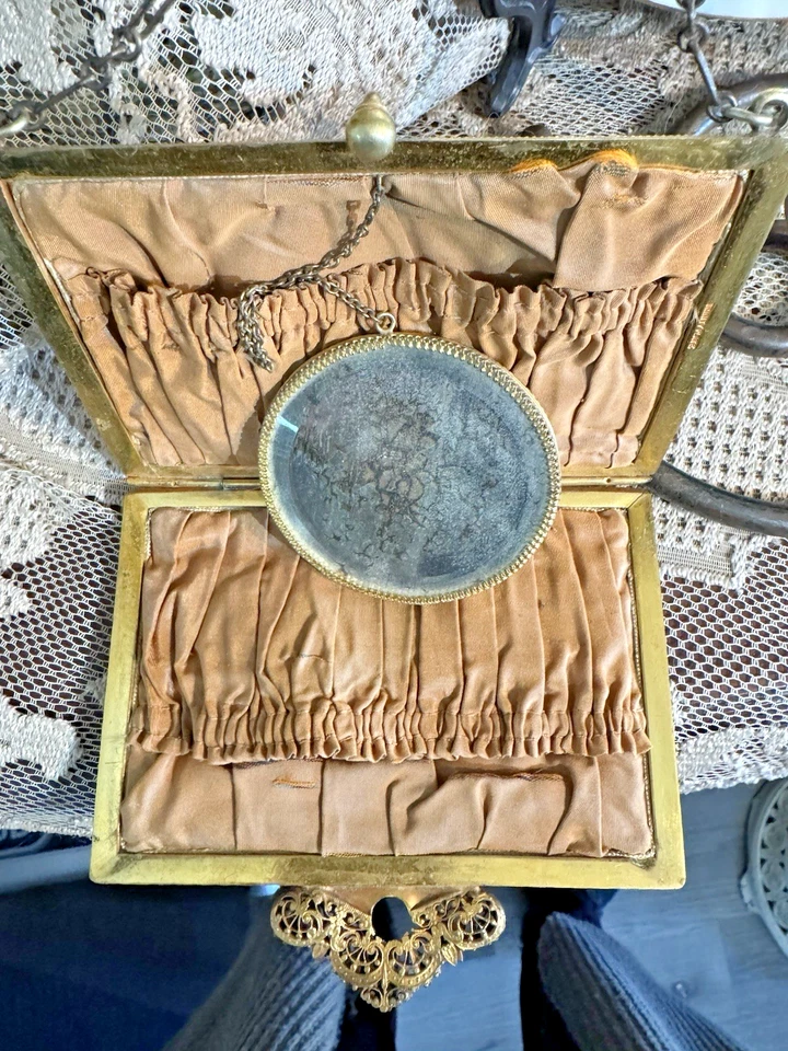 Cartera de tocador de colección Art Deco Petit Point con joyas con marco de triple placa ornamentado Foto 4 de 4