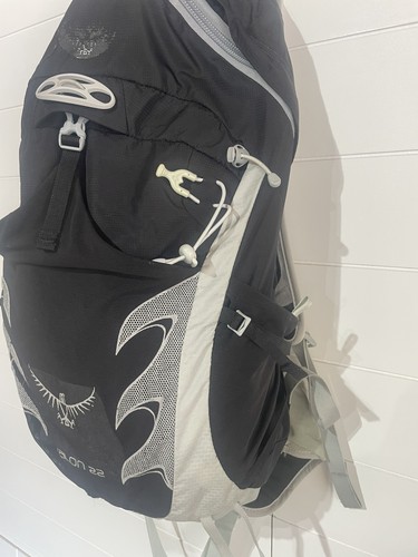 Osprey Talon 22 Outdoor Hiking Backpack Pack Bag Black & Gray Medium - Foto 4 di 13