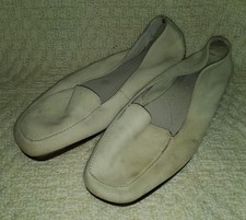Footglove Ladies Cream/Off White Shoes, Size 6.5. MC150