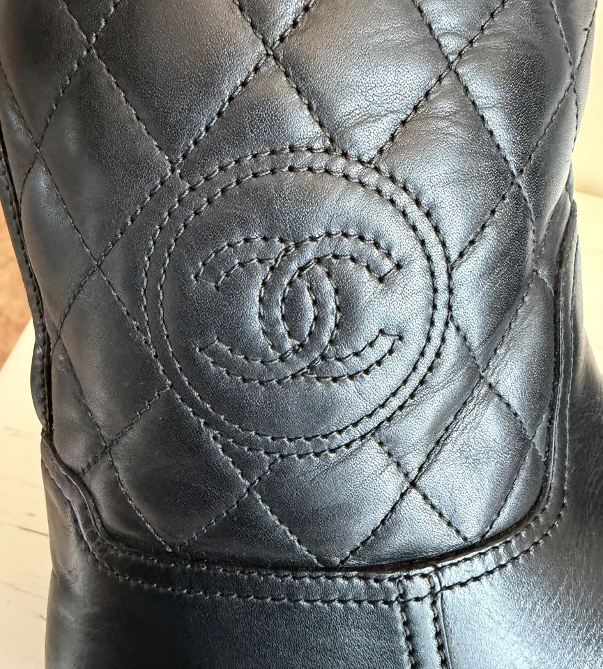 Chanel Botas Acolchadas Cuero Negro Puntera 39, US 9, Buen Estado, Auténticas Foto 3 de 4