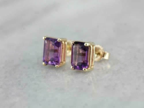 Aretes solitarios de amatista talla esmeralda de 4 quilates para mujer en oro amarillo de 14 quilates Foto 4 de 4