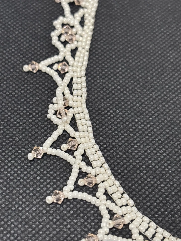 Colar Vintage Tecido Branco Semente Frisado com Cristais Rosa Renda Recortada Elegante - Imagem 3 de 4