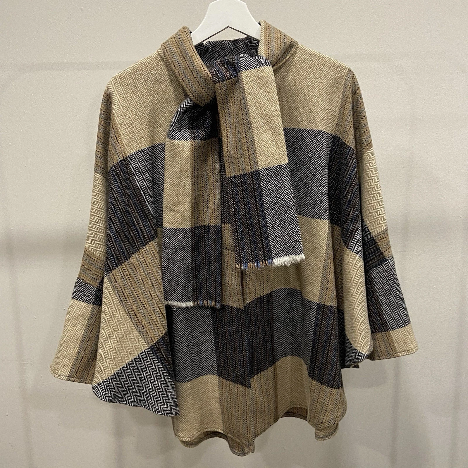 Triona Design Cape Poncho Jacket W/ Buttons Donegal Plaid Wool Ireland One Size
Opens in a new windo