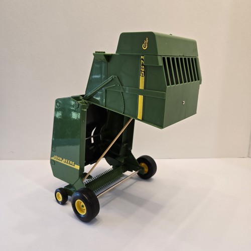 1/16 Ertl Farm Toy John Deere Round Baler 567 Implement No Hitch - Picture 2 of 13