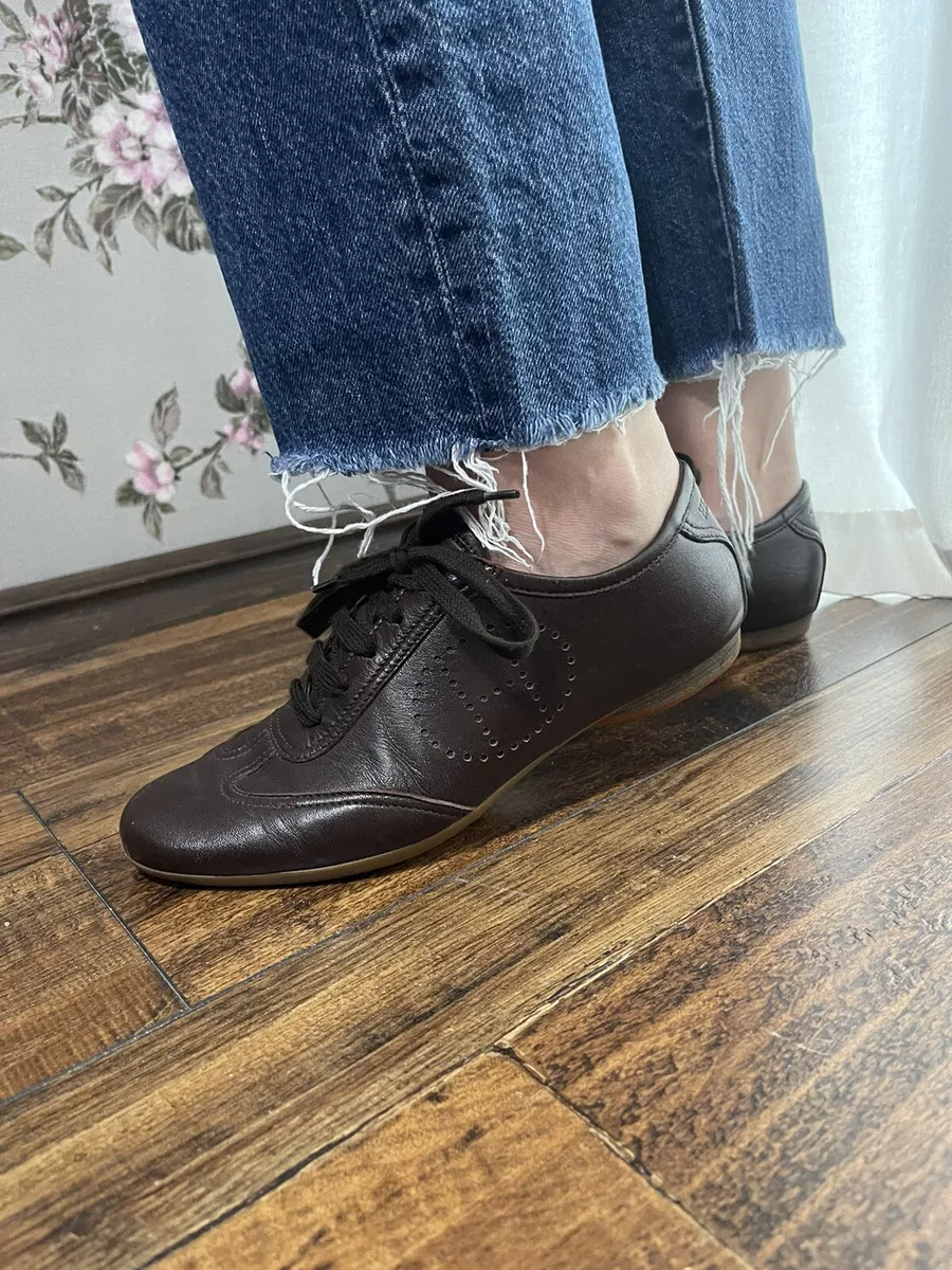 H top shoes logo