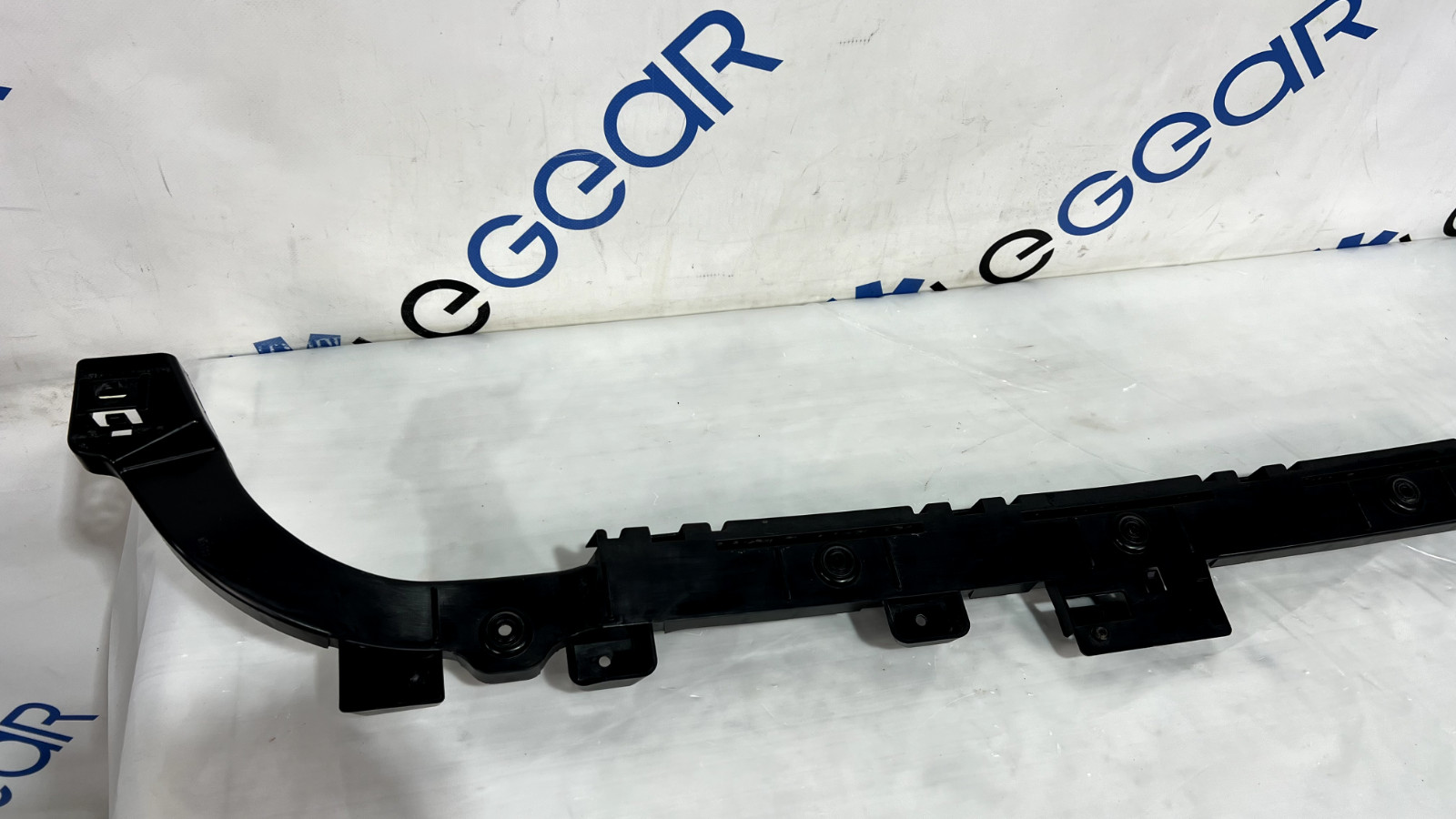14-24 Maserati Quattroporte rear bumper upper center mount bracket OEM 670001620