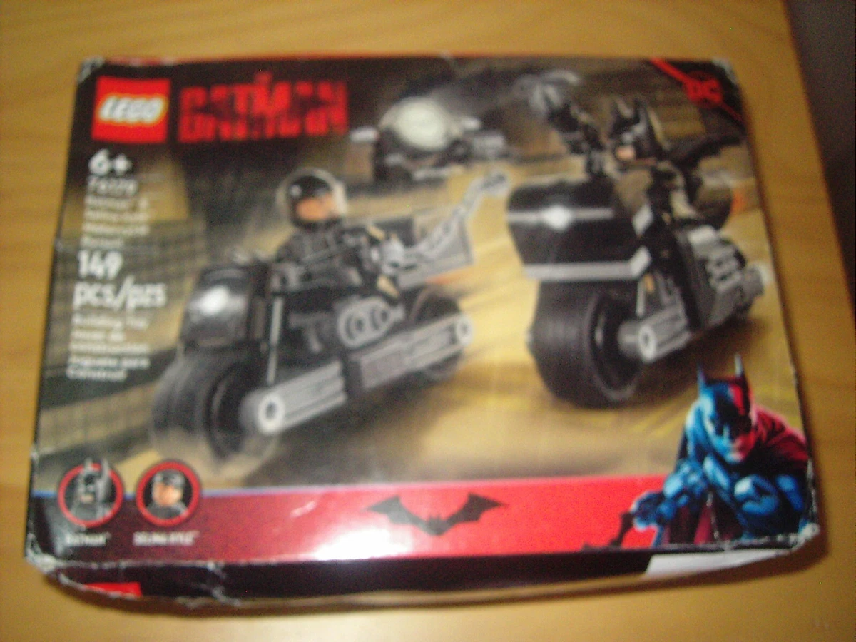 Batman™ & Selina Kyle™ Motorcycle Pursuit