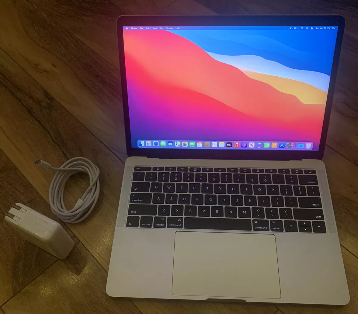 MacBook Pro (13-inch, 2017, Two Thunderbolt 3 ports 2.3 GHz Dual ...