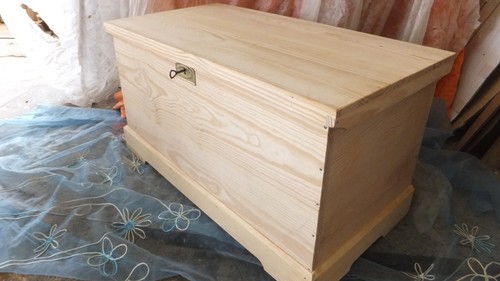 BAUL COFRE de madera maciza con CERRADURA. 60 cm largo. - Imagen 6 de 8