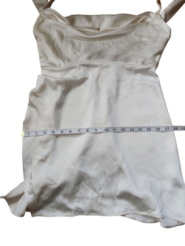 Mini Vestido Runway the Label Revolve Mediano Marfil La Habana Satinado Cuello Cortina Nuevo con Etiquetas - Imagen 10 de 10
