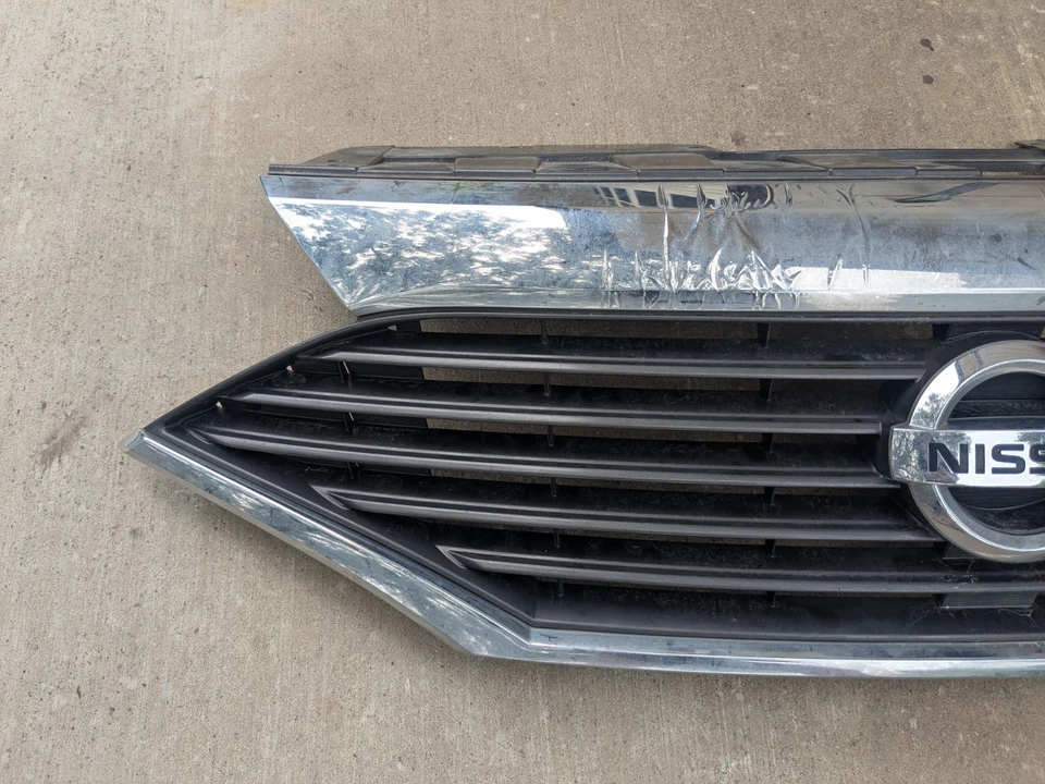 Parrilla superior delantera original OEM 11-17 Nissan Quest Foto 2 de 4
