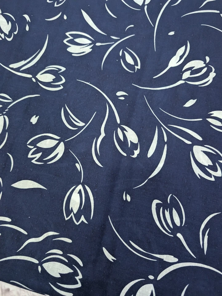 Tela de coser vintage 4 yardas fina algodón azul marino blanco estampado grande tulipanes Foto 2 de 4
