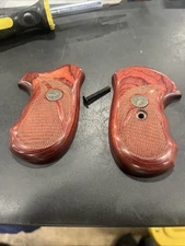 Pachmayr 63000 Renegade Checkered Gun Grips for S&W J Frame Round Butt Revolver