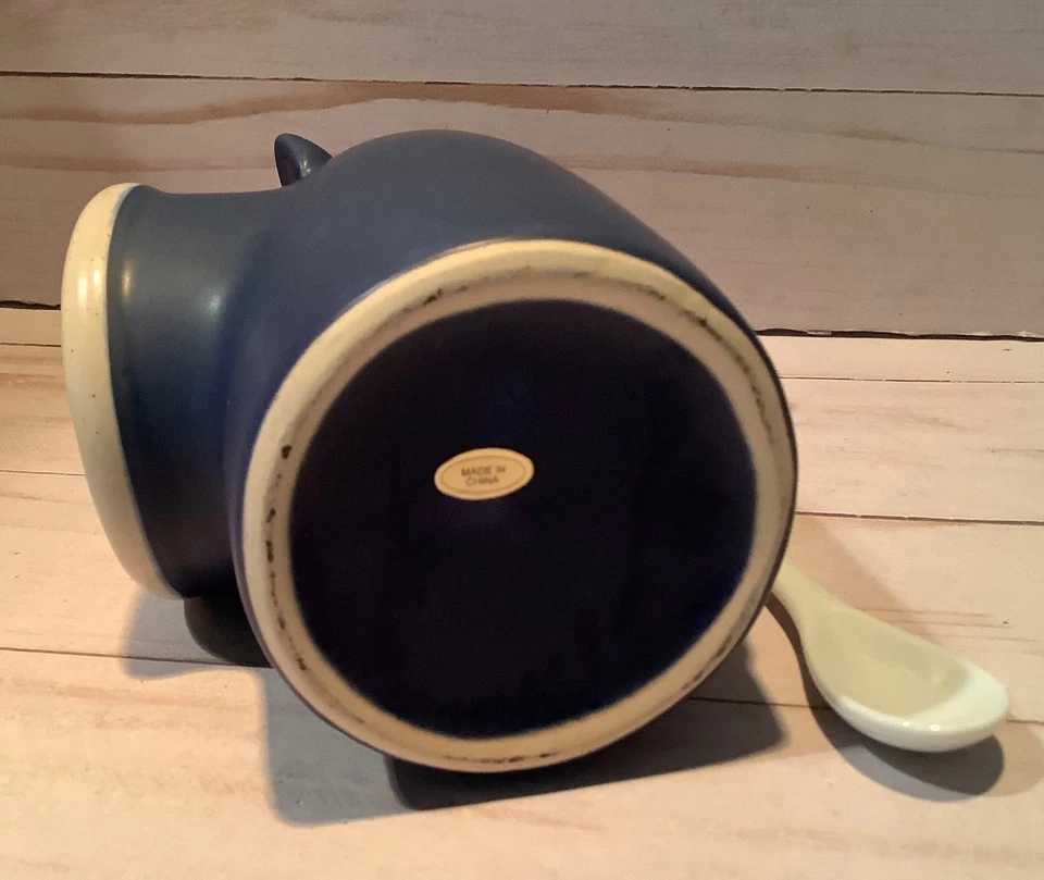 Cerdo de sal de cerámica azul internacional con cuchara RSVP Foto 4 de 4