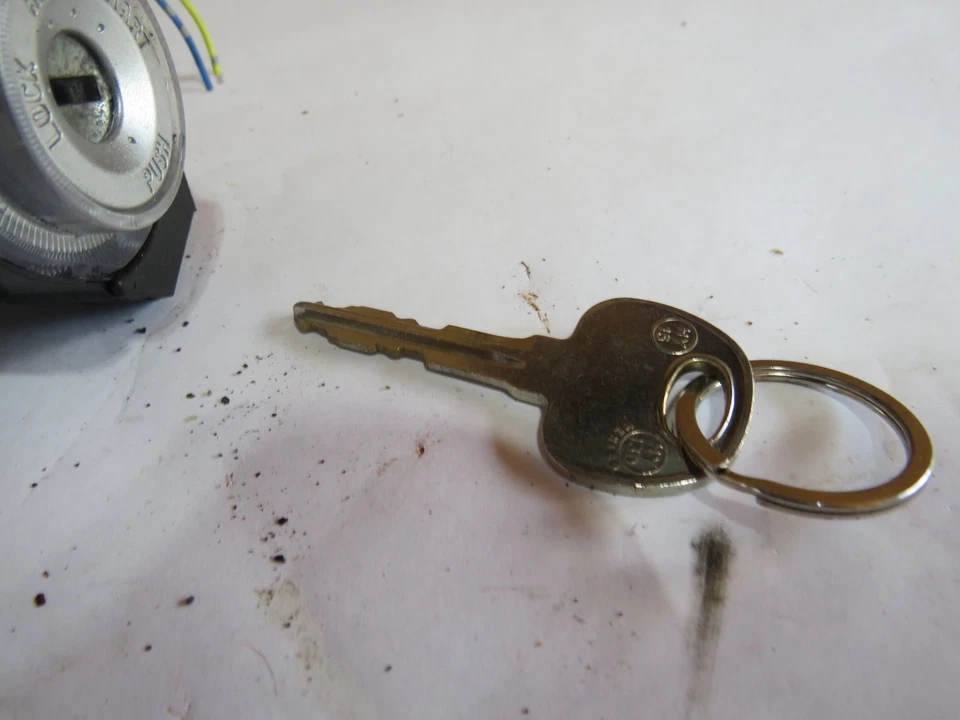 07  HYUNDAI SONATA  IGNITION SWITCH  WITH KEY - Image 4 of 4