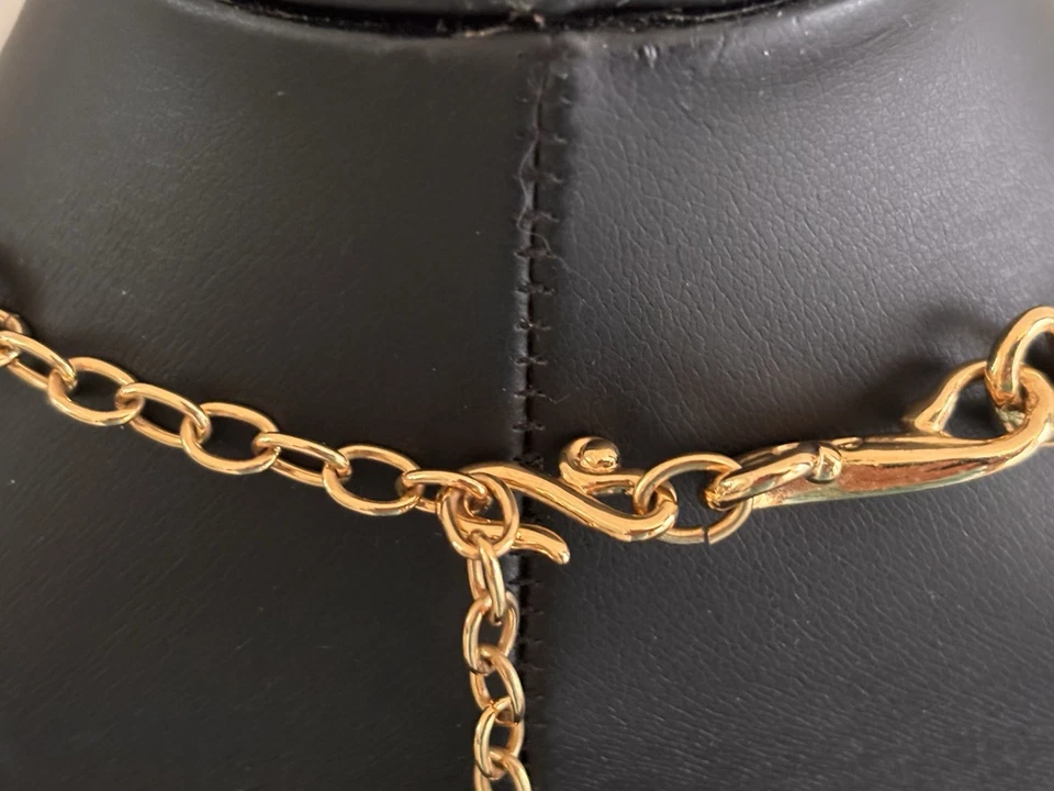 Collar de eslabones y cristales de cristal de Swarovski tono dorado con logotipo de cisne etiqueta colgante Foto 4 de 4