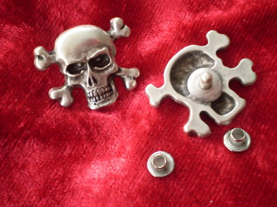 Teschio Metallo Concho Nietknopf Colore Argento Anticato Alta Qualità 24mm x ... - Immagine 2 di 2