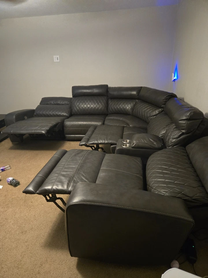 Sofá salón seccional gris con portavasos y reclinables eléctricos y USB Foto 2 de 4