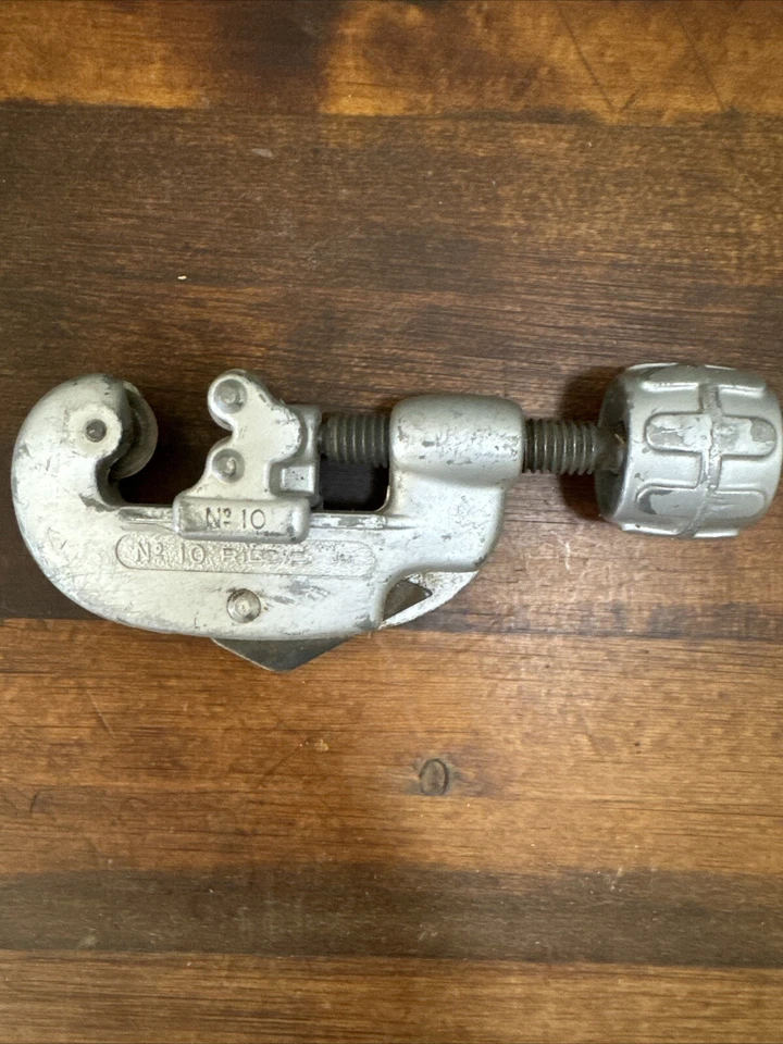 Vintage Ridgid No. 10 1/8” - 1” OD Adjustable Pipe Cutter - Image 2 of 4