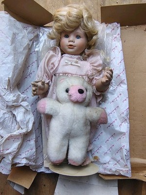Danbury Mint Hug Me Close - Mary Porcelain Doll Susan Wakeen with Damaged Box