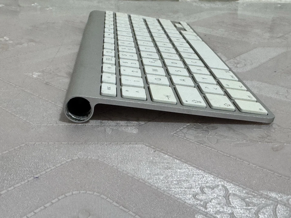 Apple Magic Keyboard A1314 - Kabellose Bluetooth Tastatur - Silber (MC184D/A) - Bild 2 von 3