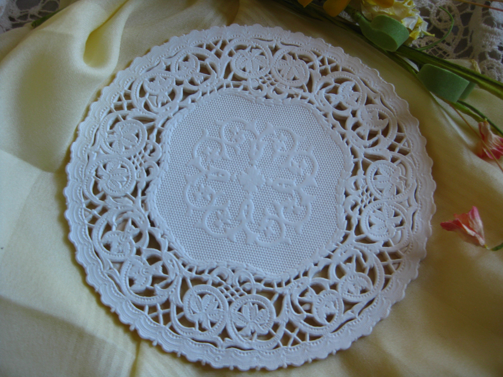 8 pcs VTG 8" INCH ROYLIES ROUND IVORY OFF WHITE PAPER MEDALLION LACE