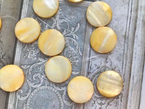 12 Mother of Pearl MOP Shell Circle Disc Beads Charms 20mm Yellow Jewellery - Picture 6 of 11