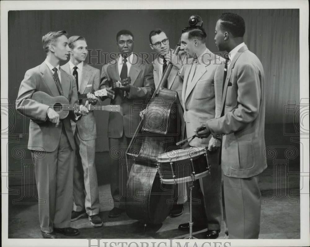1953 Press Photo Ted Mack talks to Ohio college musicians on TV show - kfx46002
