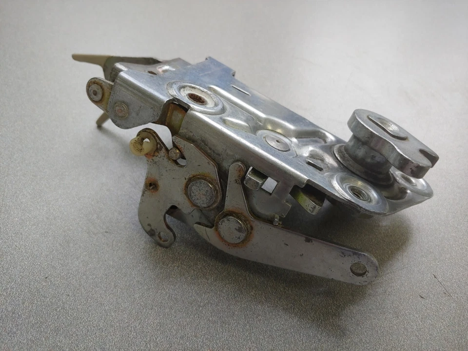 EXCELLENT USED ORIGINAL GENUINE PORSCHE 911 930 PASSENGERS SIDE DOOR LATCH 3/74 - Image 3 of 4