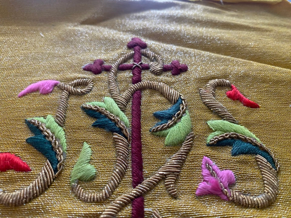 elements de chasuble dorées - calice - ciboire - messe - etole - aube - ornement - Photo 2/4