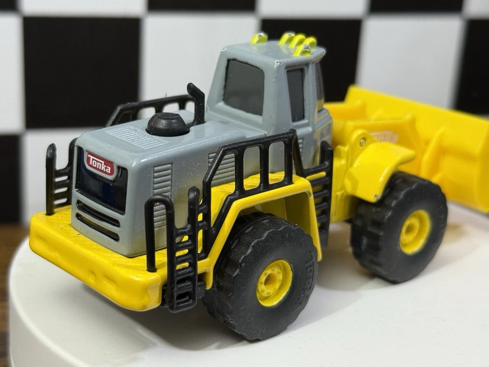 Литой металлический самосвал Funrise Tonka, фронтальный погрузчик, танкер, бульдозер - Изображение 4 из 4