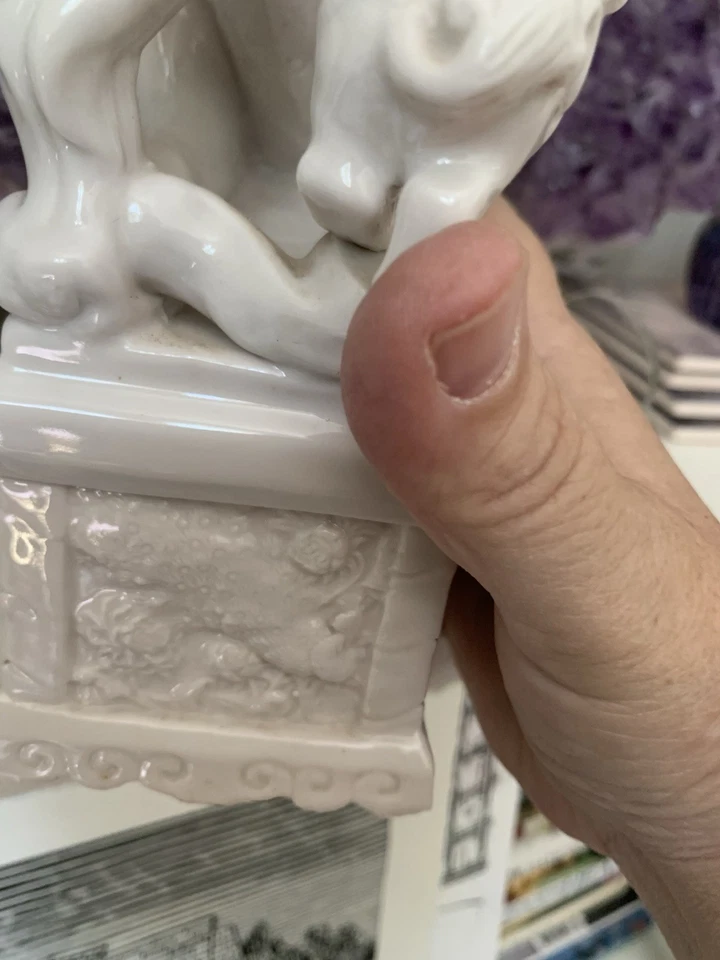 古董中国瓷器 Blanc De Chine Foo 狗带 2只小狗罕见守护狮子 — 第 2/4 张图片