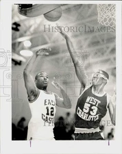1988 Press Photo East Gaston High Basketballer Anthony Gist vs. Robert Bynum