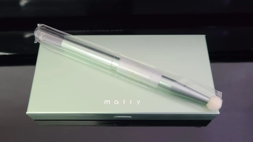 Mally Eyelifts Shadow Palette Kit Darker and Lighter Taupe - Image 4 of 4