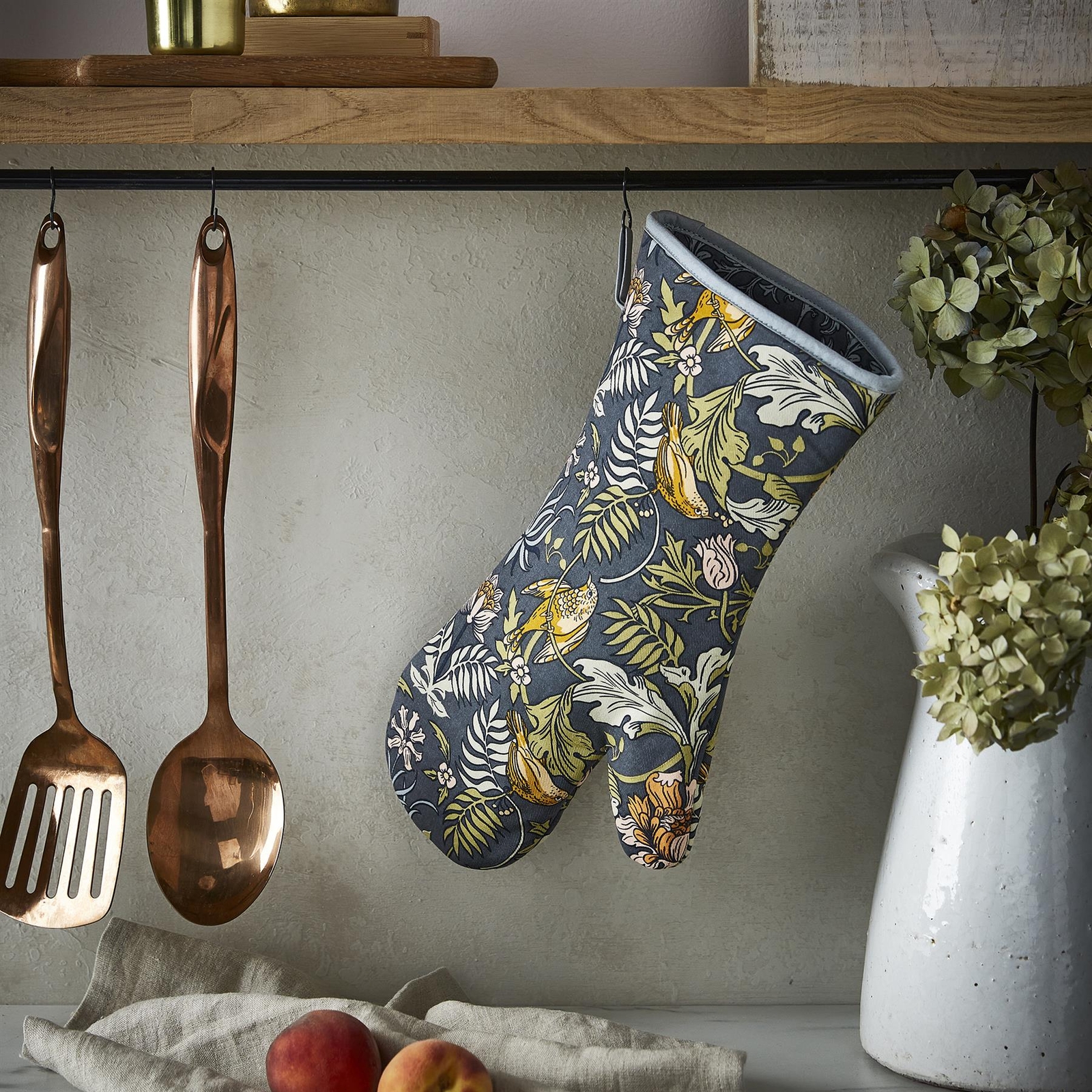 Ulster Weavers - William Morris Gauntlet Oven Glove (37 x 20cm) - 100% Cotton - 1 Qty - Traditional Navy Oven Glove Heat Resistant - Washable - Jacobean Oven Glove - Kitchen Accessories/Kitchen Gifts - Image 2