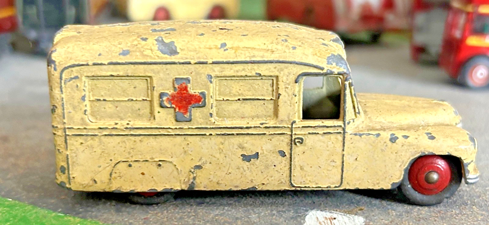 Dinky 253, Daimler Ambulance - Free Price Guide & Review