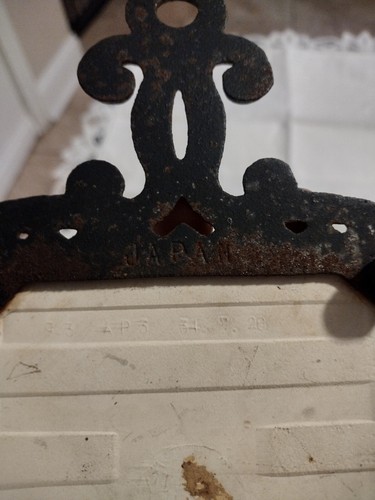 Cherry Vintage 1970's Kissin' Don't Last Cookin' Do Cast Iron & Ceramic Trivet - Picture 5 of 5
