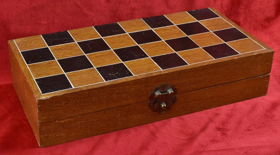 Muy Bonito Tablero de Ajedrez Plegable Vintage 13" Forrado Terciopelo Azul y Cofre de Almacenamiento Foto 2 de 4