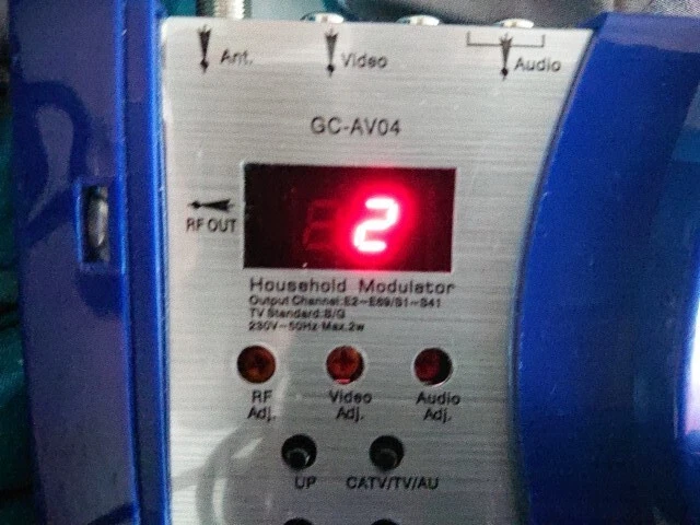 Profi UHF VHF RF HF Breitband Audio Video Modulator Cinch RCA /Antenne Konverter - Bild 2 von 4