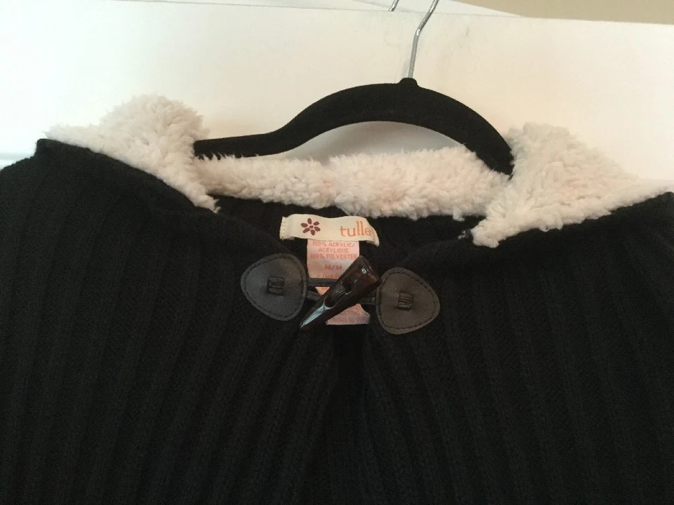 Poncho com capuz de tule preto costela malha, tamanho médio - Imagem 2 de 4