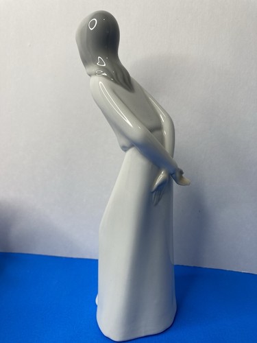 Porcelain Figurine of a Young Girl by Porcelanas Miquel Requena Spain Vintage - Picture 6 of 15