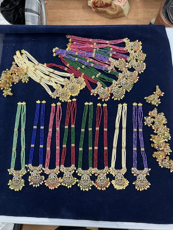 Juego de collar largo con cuentas de múltiples hebras con colgante y pendientes a juego Foto 3 de 3